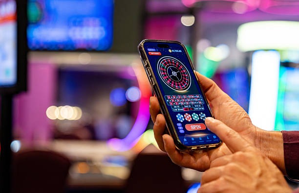 Ikan Jackpot gameplay interface on mobile phone showing casting mechanics and catch notifications